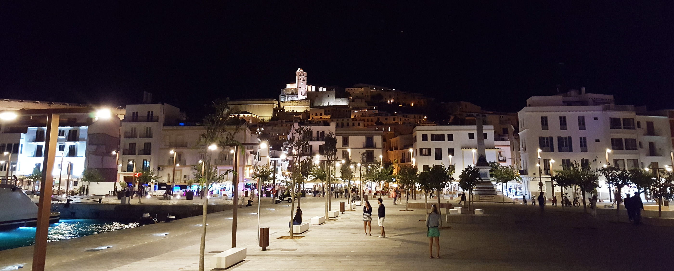 Ibiza Stadt bei Nacht