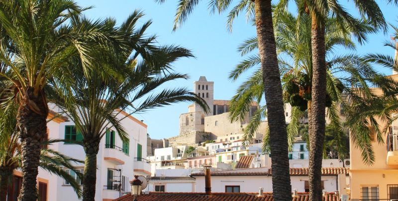 Der Blick auf die Burg der Dalt Vila auf Ibiza